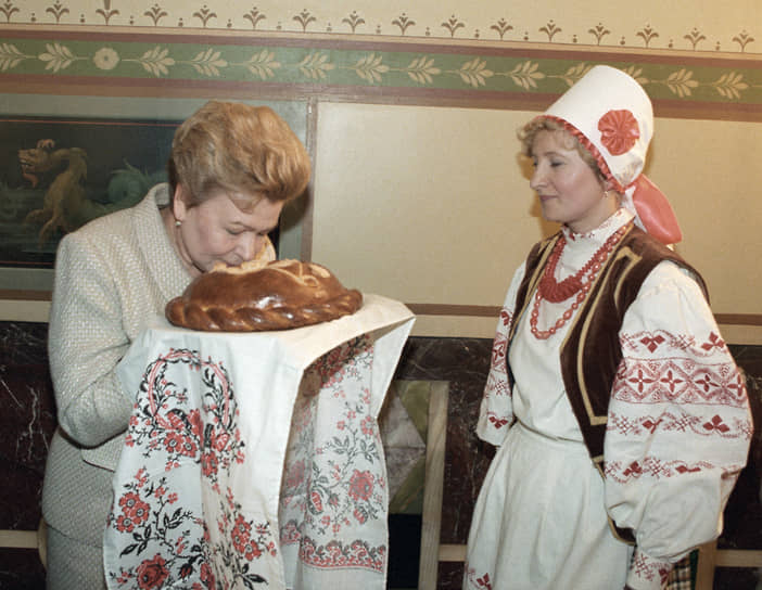 Известно увлечение Наины Ельциной кулинарией. Первый президент России любил торт «Поцелуй негра», рецепт которого появился в семье Наины Ельциной более 40 лет назад: «Этот торт всегда пекла только я. Не получается ни у кого»