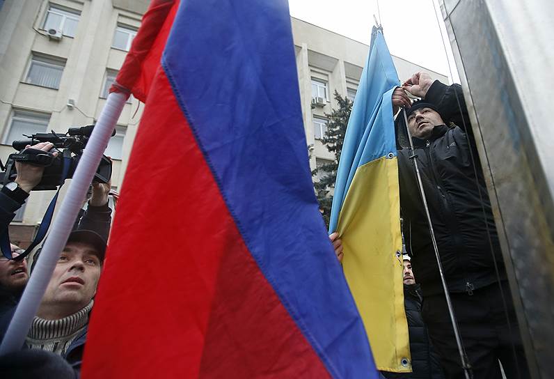 27 февраля две группы вооруженных людей в камуфляже без опознавательных знаков вывели из здания Верховного совета и Совета министров Крыма дежуривших там милиционеров. Над зданиями были подняты российские флаги