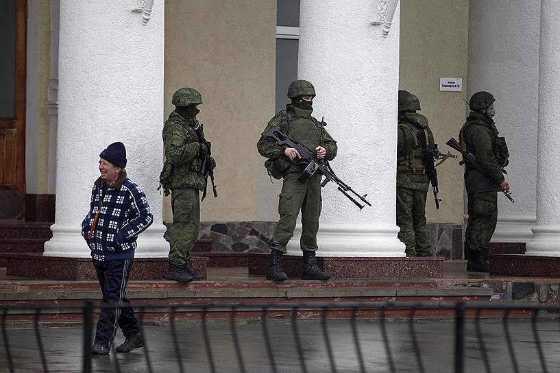 Власти отрицали связь «вежливых людей» с российской армией, заявляя, что похожая экипировка находится в свободной продаже. Позже Владимир Путин подтвердил: «За спиной сил самообороны Крыма, конечно, встали наши военнослужащие»
