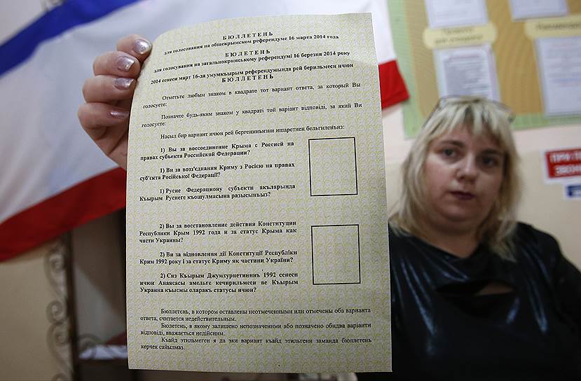 На голосование были поставлены два вопроса: «Вы за воссоединение Крыма с Россией на правах субъекта Российской Федерации?» и «Вы за восстановление действия Конституции Республики Крым 1992 года и за статус Крыма как части Украины?»
