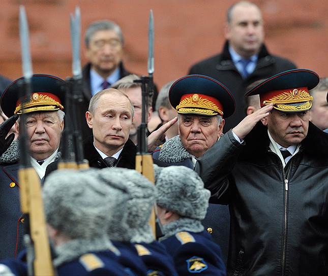 Утром 23 февраля Владимир Путин поставил силовым ведомствам задачу «начать работу по возвращению Крыма в состав России». Об этом он рассказал год спустя в документальном фильме «Крым. Путь на Родину»