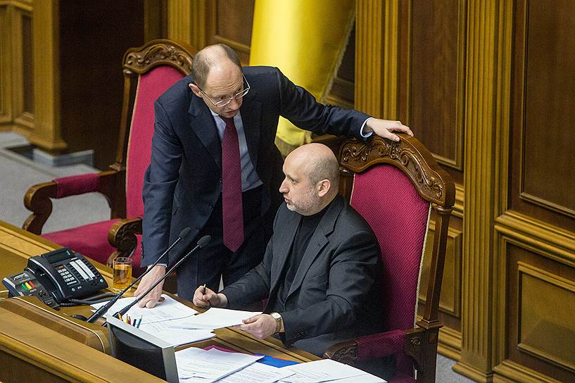 Однако протесты продолжились, и в тот же день господин Янукович бежал из Киева. Обязанности главы государства парламент возложил на своего спикера Александра Турчинова (справа)