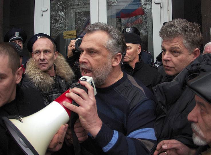 23 февраля в Севастополе на 20-тысячном митинге «Народной воли против фашизма на Украине» «народным мэром» города был провозглашен бизнесмен Алексей Чалый (на фото в центре). Вскоре он начал формировать в Севастополе «отряды самообороны»