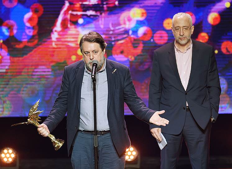 Режиссер Виталий Манский (приз в номинации "Лучший неигровой фильм" за фильм "В лучах солнца") и телеведущий Николай Сванидзе 
