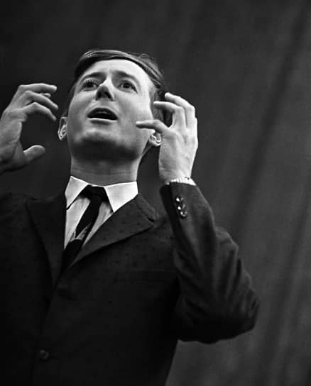 «Говорить со мной, не слышав, как я читаю стихи,— это все равно, что говорить с Аршавиным, не видев, как он играет в футбол» Евгений Евтушенко родился 18 июля 1933 года в Иркутской области в семье геолога и поэта-любителя Александра Гангнуса. Мать будущего поэта Зинаида Евтушенко также была поэтессой и геологом