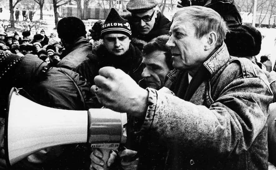 «Иногда о важных вещах лучше говорить с незнакомыми людьми — с теми, кого ты больше никогда не увидишь» Позже родители развелись, но мать не препятствовала общению отца с сыном. Александр Гангнус брал маленького Женю на вечера Анны Ахматовой, Бориса Пастернака, Михаила Светлова, Александра Твардовского