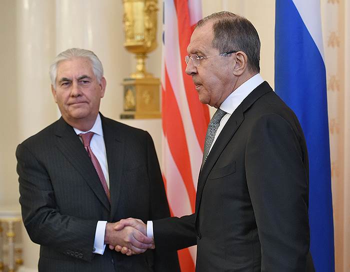 Госсекретарь США Рекс Тиллерсон (слева) и глава МИД РФ Сергей Лавров 