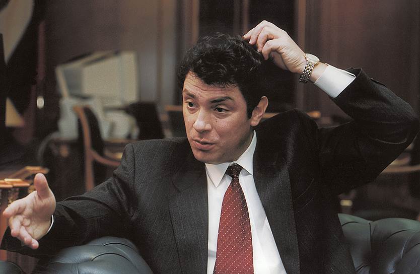 Борис Ефимович Немцов. В августе 1991 года защищал Белый дом, где познакомился с Ельциным. Вскоре назначен губернатором Нижегородской области. Назывался возможным преемником президента. В 1997–1998 годах — первый вице-премьер, глава Минтопэнерго. Отправлен в отставку после дефолта в августе 1998 года. В 1999–2003 годах — вице-спикер Думы. Возглавлял и стоял у истоков СПС, движения «Солидарность», РПР-ПАРНАС. Резко критиковал действующую власть. В 2013 году был избран депутатом Ярославской облдумы. 27 февраля 2015 года застрелен на Большом москворецком мосту