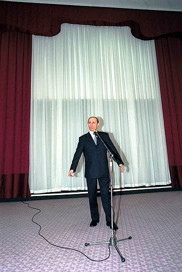 Владимир Владимирович Путин. С 1996 года работал в управлении делами и администрации президента. С 1998 года — директор ФСБ, секретарь Совбеза, с августа 1999 года — премьер-министр. Вскоре назван Ельциным своим преемником. После отставки Ельцина 31 декабря 1999 года стал и. о. президента. В 2000 году избран президентом России, в 2004 году переизбран на новый срок. В 2008–2012 году занимал пост председателя правительства. В 2012 и 2018 годах переизбирался президентом