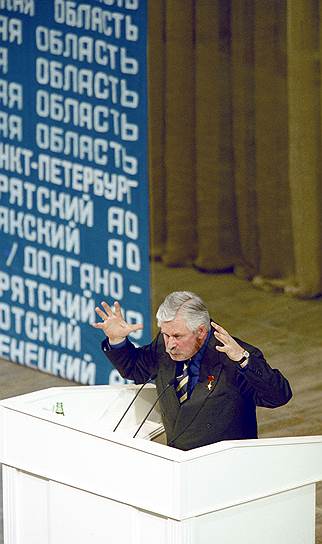 Александр Владимирович Руцкой. С июня 1991 года — вице-президент России. Затем вступил в конфликт с окружением Ельцина и перешел в оппозицию. В 1993 году стал одним из лидеров антипрезидентского мятежа, провозгласил себя и. о. президента. Был арестован, в 1994 году освобожден по амнистии. В 1996–2000 годах — губернатор Курской области. Неоднократно пытался пройти в Госдуму. С 2013 года — член Общественного совета при СКР. В 2015 году стал председателем совета директоров ООО «Единая справочная служба»