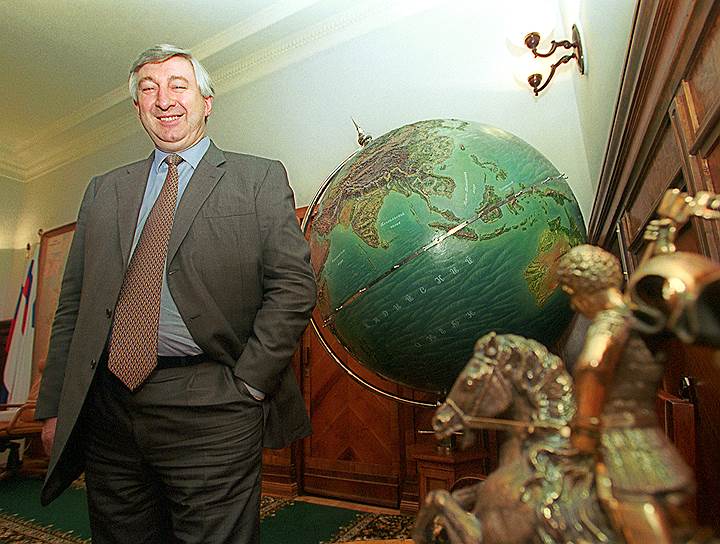 Николай Емельянович Аксененко. В 1994–1997 годах замминистра, затем министр путей сообщения. Неоднократно фигурировал в СМИ как кандидат на пост премьера и возможный преемник президента. С 1999 года — первый вице-премьер. Ушел с этого поста вскоре после отставки Ельцина, в январе 2000 года. В 2001 году обвинен в растратах. Возглавлял МПС до 2002 года, умер в 2005 году