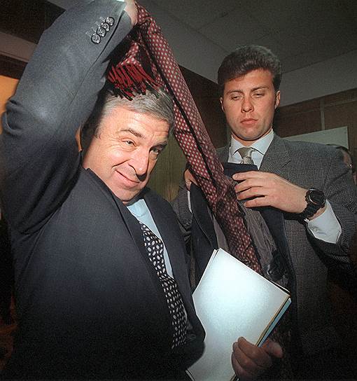 Павел Павлович Бородин. Занимая пост управделами президента, был «завхозом Кремля». Через несколько дней после отставки Ельцина был назначен госсекретарем Союза России и Белоруссии, где проработал до 2011 года. В январе 2001 года арестован в США по обвинению в причастности к махинациям конца 1990-х годов. Затем отпущен, дело прекращено. Был фигурантом нескольких дел о реконструкции Кремля через фирму Mabetex
