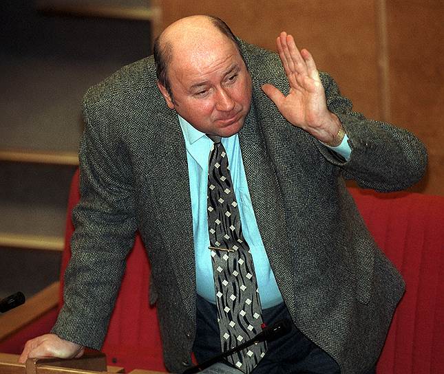 Александр Васильевич Коржаков. Охранял Ельцина с 1985 года, стал его ближайшим соратником. Уволен с поста главы службы безопасности президента в июне 1996 года — после скандала с «коробкой из-под ксерокса». С 1997 по 2011 год был депутатом Госдумы (фракция «Единая Россия»)