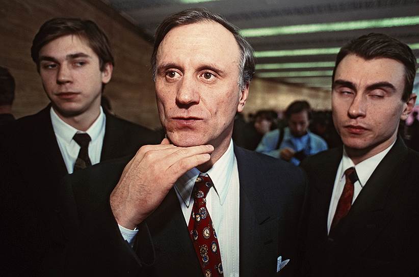 Геннадий Эдуардович Бурбулис. Считался «мозговым центром» ельцинского окружения, в 1991 году руководил избирательной кампанией Ельцина. После победы стал госсекретарем и первым вице-премьером. Уволен в январе 1993 года. Избирался в Думу, возглавлял совет директоров Первоуральского новотрубного завода. С 2001 по 2007 год — член Совета федерации от администрации Новгородской области. После этого преподавал в Международном университете в Москве