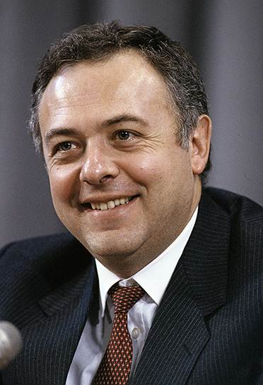 Андрей Владимирович Козырев. Министр иностранных дел с октября 1990 года. Участвовал в подготовке Беловежских соглашений, выступал за сближение России с Западом. Покинул пост в январе 1996 года. С 1998 года работал в компаниях ICN Pharmaceuticals и Global Strategic Ventures. В 2007–2012 годах — председатель совета директоров банка «Инвестторгбанк». С 2012 года живет в Майами (США), откуда критикует российскую власть
