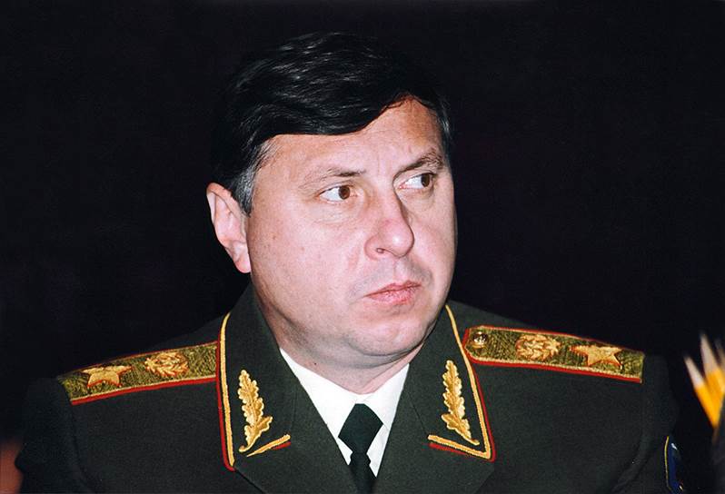 Михаил Иванович Барсуков. С начала 1990-х был комендантом Кремля, начальником главного управления охраны, директором ФСБ и входил в «группу силовиков» в окружении Ельцина. В июне 1996 года уволен после известного скандала с «коробкой из-под ксерокса» — его люди задержали членов избирательного штаба Ельцина. Позднее работал в администрации президента. С 1998 по 2004 год возглавлял различные структуры Совбеза