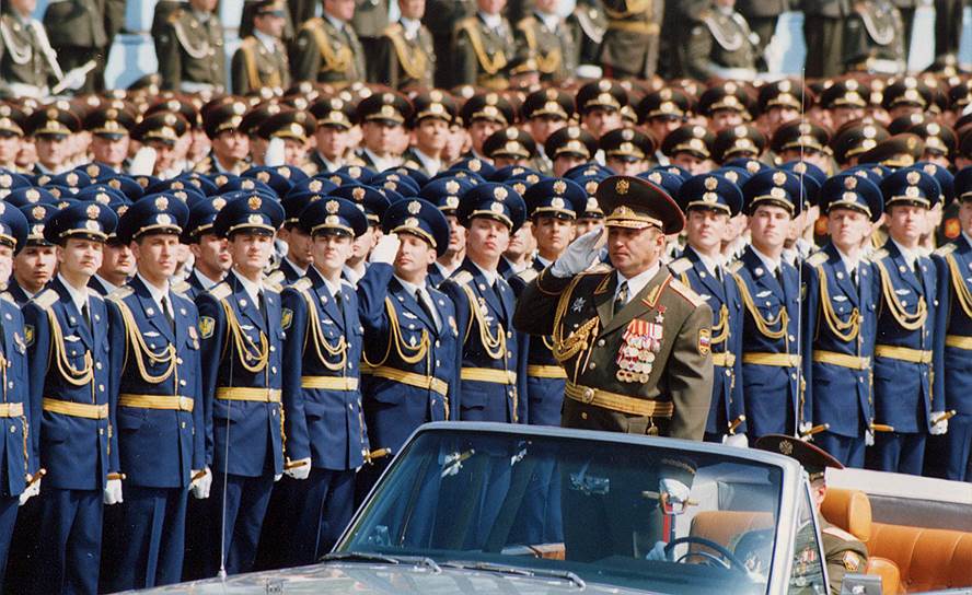 Павел Сергеевич Грачев. С мая 1992 года — министр обороны. Подавил мятеж оппозиции в октябре 1993 года, руководил первой войной в Чечне. Уволен в 1996 году «в обмен» на поддержку Александром Лебедем Ельцина на выборах. Работал советником гендиректора компании «Росвооружение» (позднее «Рособоронэкспорт»), покинул этот пост в начале 2007 года. Скончался в 2012 году