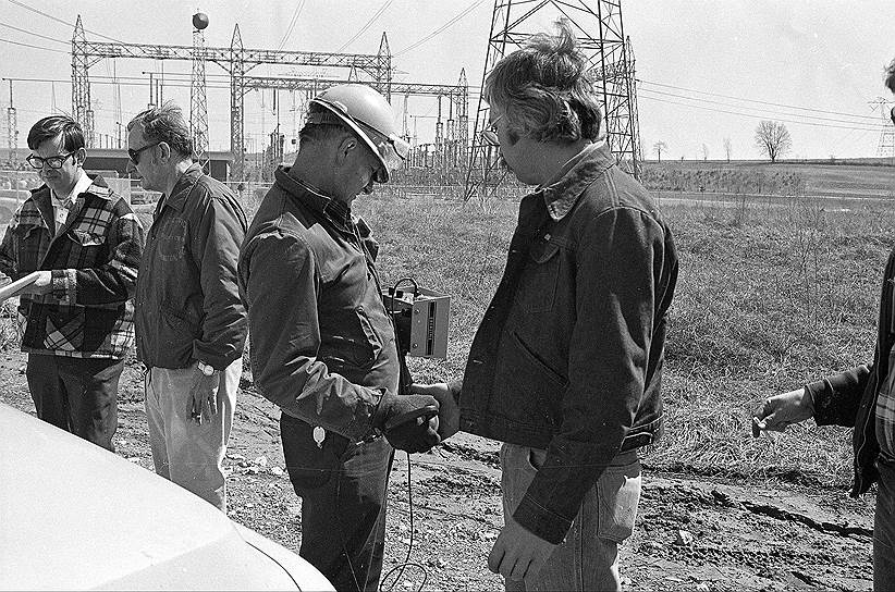 Весной 1979 года американские власти эвакуировали около 140 тыс. человек из зоны катастрофы. Сначала покинуть территорию посоветовали только беременным женщинам и детям, проживающим в радиусе 8 км. Позднее радиус увеличили до 32 км На фото: эксперты проверяют уровень облучения сотрудников АЭС Три-Майл-Айленд