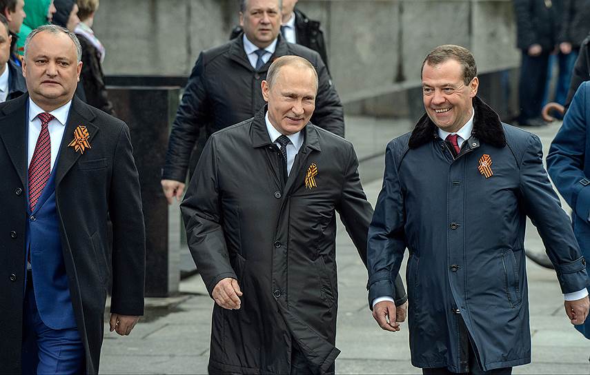 Слева направо: президент Молдавии Игорь Додон, президент России Владимир Путин, премьер-министр Дмитрий Медведев