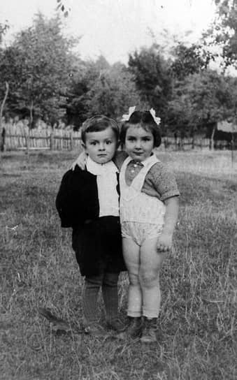 Мадлен Корбел Олбрайт (имя при рождении Мария Яна Корбелова) родилась 15 мая 1937 в Праге в семье дипломата Йозефа Корбела. В 11 лет вместе с семьей переехала в США, где ее отец работал профессором Денверского университета. Мадлен Олбрайт получила степень магистра международных отношений в Колумбийском университете, а позднее получила степень доктора философии 