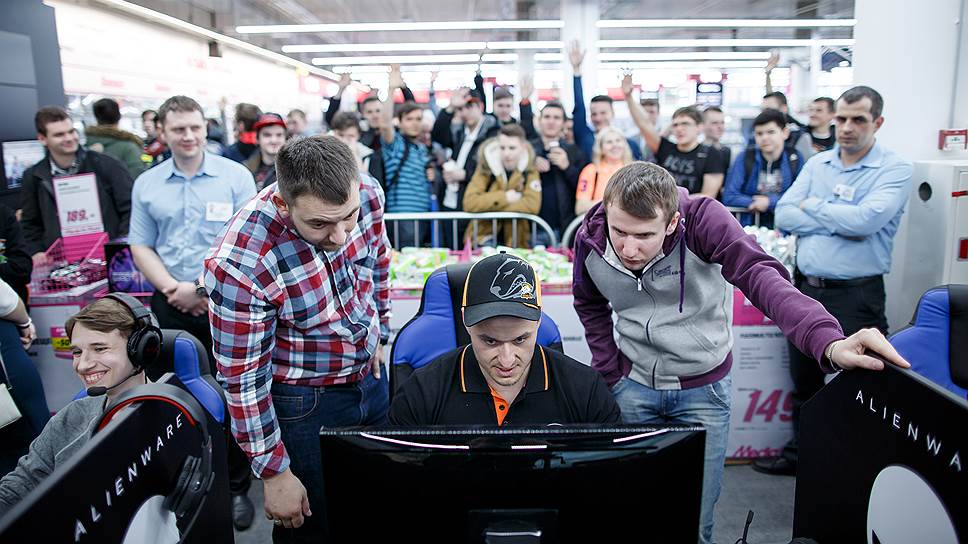 Автограф-сессия игрока команды Virtus.pro в дисциплине CS:GO Ярослава «pashaBiceps» Яжомбковски в магазине MediaMarkt в ТЦ Авиапарк