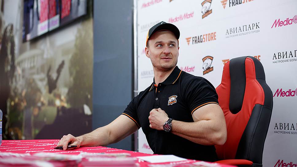 Автограф-сессия игрока команды Virtus.pro в дисциплине CS:GO Ярослава «pashaBiceps» Яжомбковски в магазине MediaMarkt в ТЦ Авиапарк
