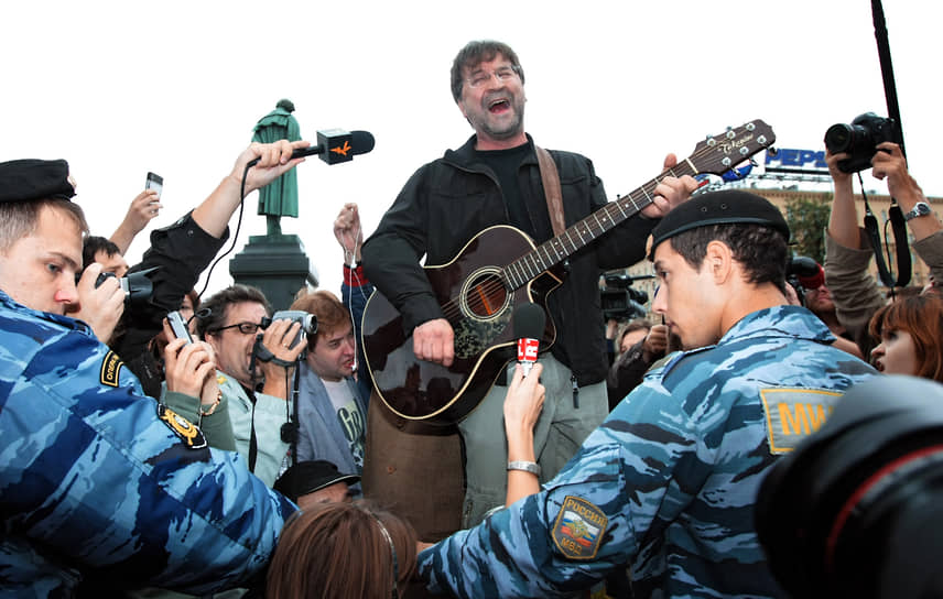 Юрий Шевчук — активный участник протестных митингов. Неоднократно выражал несогласие с властью. В 2008 году участвовал в «Марше несогласных» в Санкт-Петербурге, в 2010 году выступал в защиту Химкинского леса, в 2012 году принимал участие в митинге «За честные выборы» на Болотной площади в Москве