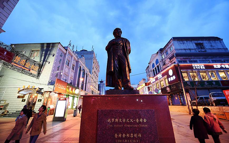 В 2015 году в центре города Хэйхэ (Китай) установили памятник Александру Пушкину. На гранитном пьедестале высечено посвящение на китайском с русским переводом, который гласит: «отец русской литературы — Пушкин»