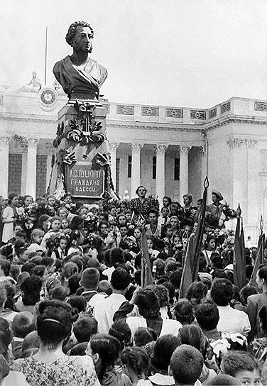Еще в 1889 году в Одессе на пожертвования горожан открыли памятник поэту. Бюст развернут спиной к зданию городской думы, по легенде скульпторы специально так установили бюст — якобы за то, что совет отказался выделить средства на сооружение. Однако известно, что в момент возведения памятника дума находилась в другом месте. В 2022 году, после начала спецоперации на Украине, монумент неоднократно подвергался осквернению вандалами