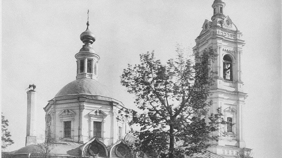 Храм Пимена Великого был последним, остававшимся у обновленцев после того, как власти решили прикрыть этот проект. После отпевания здесь Введенского храм перешел Московской патриархии 