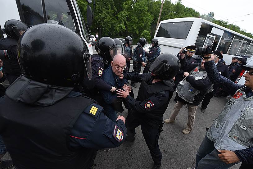 Задержание депутата заксобрания Максима Резника на Марсовом поле в Санкт-Петербурге 