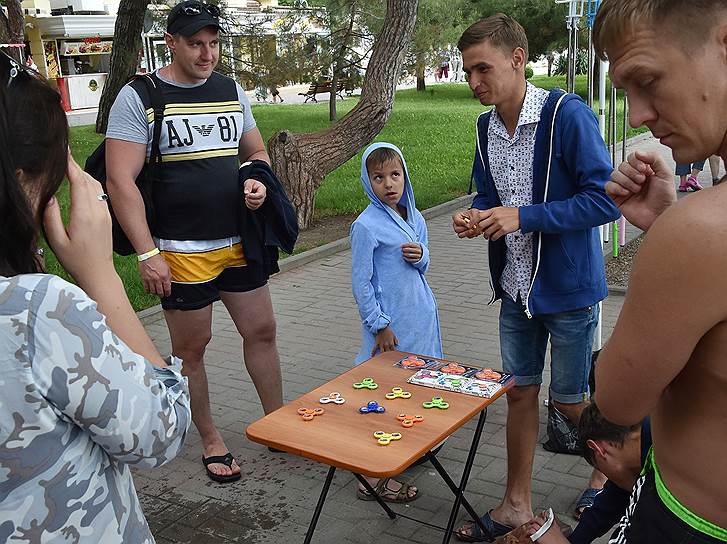 На российских курортах и в других местах скопления туристов модными «крутилками» уже торгуют вовсю 