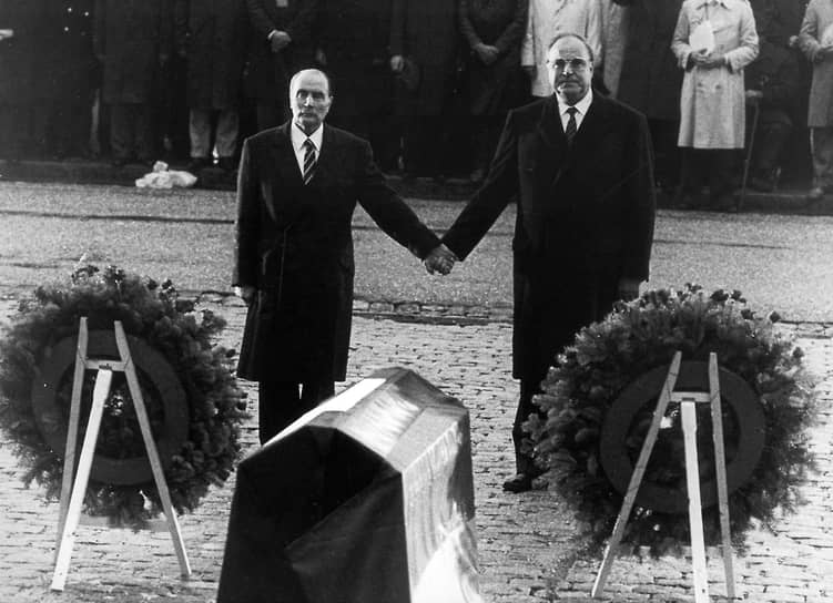 «Германия — наше отечество, объединенная Европа — наше будущее» На фото: президент Франции Франсуа Миттеран (слева) и Гельмут Коль, 1984 год