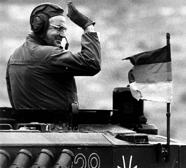 В конце 1980-х в ГДР начались массовые акции протеста против социалистического строя. 28 ноября 1989 года Гельмут Коль подготовил план объединения ФРГ и ГДР, предусматривающий создание политического союза через слияние экономических структур. Уже через год две страны стали одной, а Гельмута Коля с тех пор называют «канцлером единства» На фото: Гельмут Коль на танке Leopard, 1986 год