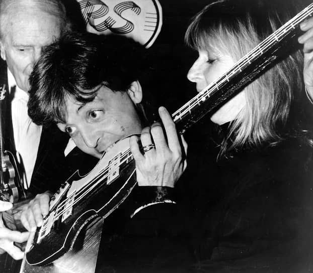 20 марта 1964 года The Beatles выпустили песню «Can’t Buy Me Love», написанную Полом Маккартни. Сингл собрал в США и Англии рекордное количество предварительных заявок (более 3 млн). Подобного первого тиража тогда не было ни у одного другого произведения. Огромной популярностью пользовалась также баллада «And I Love Her», на которую впоследствии было сделано более 500 кавер-версий На фото: Пол Маккартни с женой Линдой
