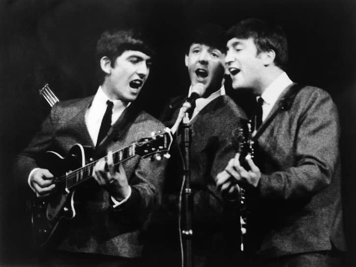 В 1957 году состоялась первая встреча будущих создателей группы The Beatles. Школьный друг Пола Маккартни пригласил его в молодежный коллектив под названием The Quarrymen, который основал Джон Леннон. Чуть позже в коллектив Пол Маккартни пригласил своего приятеля Джорджа Харрисона Слева направо: Джордж Харрисон, Пол Маккартни и Джон Леннон