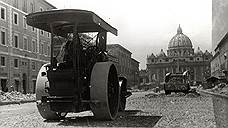 Каток реконструкции уничтожил множество средневековых построек, но открыл обзор на храм Святого Петра