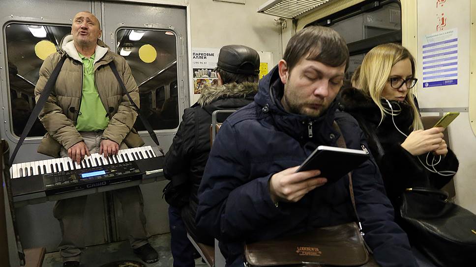 Разнообразие в дорожную скуку вносят не только торговцы, но и музыканты. За внимание пассажиров и тем, и другим приходится конкурировать с гаджетами