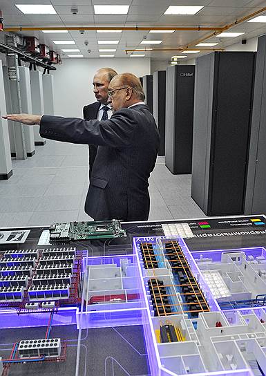 «Ломоносов-2», Россия Россия в рейтинге представлена тремя системами — на 59-м месте расположился мощнейший суперкомпьютер в стране «Ломоносов-2» (МГУ), его производительность — 2,1 петафлопс. Другие модели — «Ломоносов» (МГУ) и «Политехник РСК Торнадо» (СПбГУ) расположились на 164-м и 298-м местах соответственно На фото: президент России Владимир Путин (слева) и ректор МГУ, академик Виктор Садовничий во время осмотра суперкомпьютера