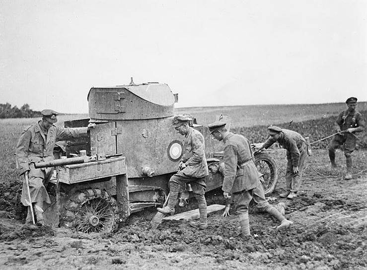 Последнее наступление русской армии в Первой мировой войне началось 1 июля 1917 года. Этот поход называют «Наступлением Керенского», который до последнего верил в успех операции и лично отдал приказ о начале военных действий в Австро-Венгрии На фото: британские солдаты вытаскивают увязший в грязи бронеавтомобиль Rolls-Royce