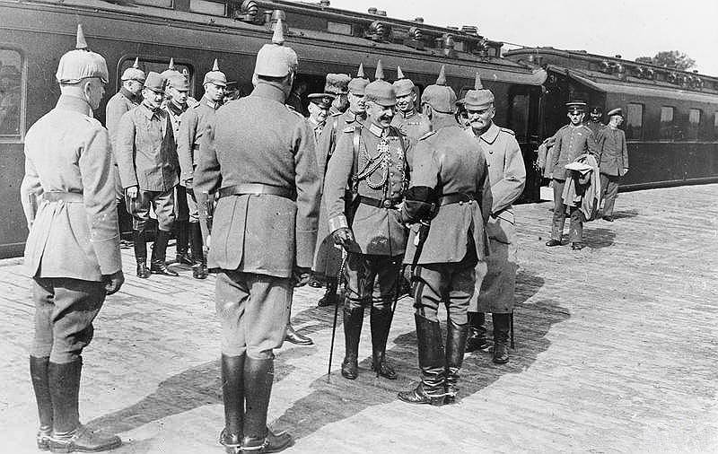 Немцы, понимавшие, что российская армия полностью деморализована, активизировались и при поддержке австрийской армии начали контрнаступление. В течение нескольких дней им удалось оттеснить русскую армию на границу Румынии На фото: немецкие офицеры и генералы