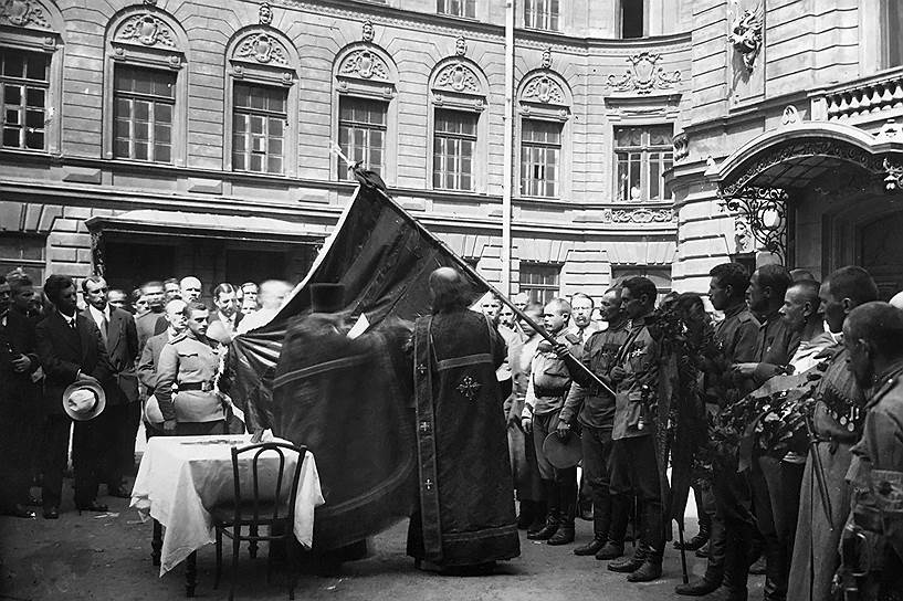 Молебен перед наступлением, на котором освятили знамя Георгиевских кавалеров На фото: молебен и освящение знамени Георгиевских кавалеров перед наступлением