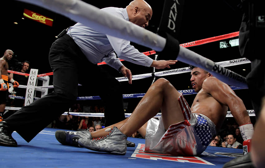 Поединок за титул чемпиона WBC в полусреднем весе между Флойдом Мейуэзером и Виктором Ортисом называют самой скандальной встречей боксеров XXI века. Флойд Мейуэзер отправил в нокаут своего соперника в тот момент, когда он опустил руки и был беззащитен. Этот случай еще несколько месяцев обсуждали в спортивном сообществе