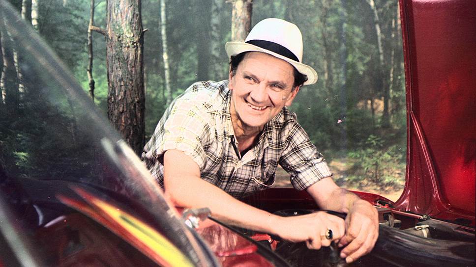 Глава шайки контрабандистов, Шеф, стал счастливым обладателем автомобиля «Москвич-412Э» за 4960 руб. 