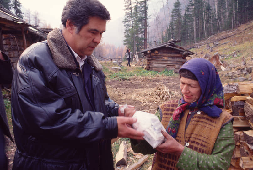 В 1990-1993 годах господин Тулеев фактически сосредоточил в своих руках законодательную и исполнительную власть в Кемеровской области: в 1990 году стал председателем областного совета народных депутатов и одновременно возглавил Кемеровский облисполком