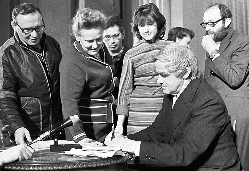 С 1945 по 1950 годы Гранин работал в Ленэнерго, восстанавливая разрушенное в годы войны энергохозяйство города: ремонтировал старые кабели и прокладывал новые, приводил в строй подстанции, устранял аварии. В 1948 году Даниил Гранин показал свою законченную повесть о Ярославе Домбровском боевому товарищу, прозаику Дмитрию Острову, который посоветовал ему писать «о чем знаешь». В результате Гранин стал автором ряда статей по электротехнике. А уже в 1949 году в журнале «Звезда» напечатают первый рассказ писателя «Вариант второй»