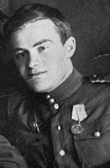 Даниил Гранин (настоящая фамилия Герман) родился 1 января 1919 года в поселке Волынь в семье лесника и портнихи. По воспоминаниям писателя, детство у него раздвоилось: первую половину оно было лесное, ассоциировавшееся с сугробами, широкими самодельными лыжами, санями, волками, уютом керосиновой лампы. Вторую половину — городское (семья Гранина переехала в Ленинград), где были учеба в школе, узкие самодельные лыжи, лепешки, деревенское топленое молоко. Счастливое детство закончилось в одночасье, когда отца будущего писателя сослали в Сибирь под Бийск, а семья осталась в Ленинграде. После окончания ссылки Александр Герман стал лишенцем, ему запретили селиться в больших городах. Из-за статуса отца Даниила Гранина не приняли в комсомол