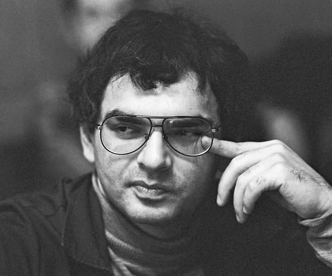 «В нашей семье царила творческая атмосфера. В круг общения родителей входили в основном люди, связанные с искусством. Довольно часто у нас ­собирались компании друзей родителей. Любимов, Целиковская, Высоцкий… Естественно, благодаря таким связям я мог ходить в любой театр, на любую кинопремьеру, и меня все это необыкновенно захватывало» 