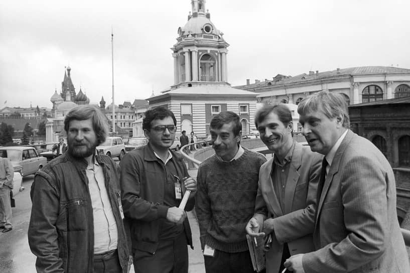 В июне 1975 года стал кинорежиссером на студии «Мосфильм»  На фото (слева направо): оператор Александр Антипенко, режиссеры Карен Шахназаров и Владимир Грамматиков, актеры Игорь Ясулович и Олег Басилашвили 