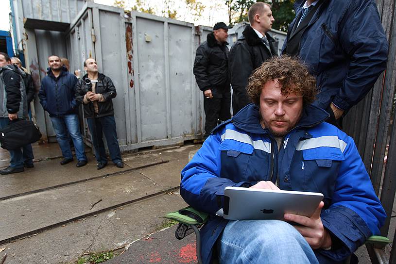 В сентябре 2012 года следственное управление МВД возбудило дело в отношении «неустановленных сотрудников» компании Mirax Group по делу о финансовых махинациях при строительстве ЖК «Кутузовская миля». Через месяц Сергей Полонский уехал в Камбоджу